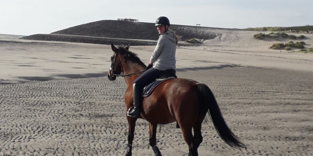 Dierfysio Nienke strandrit